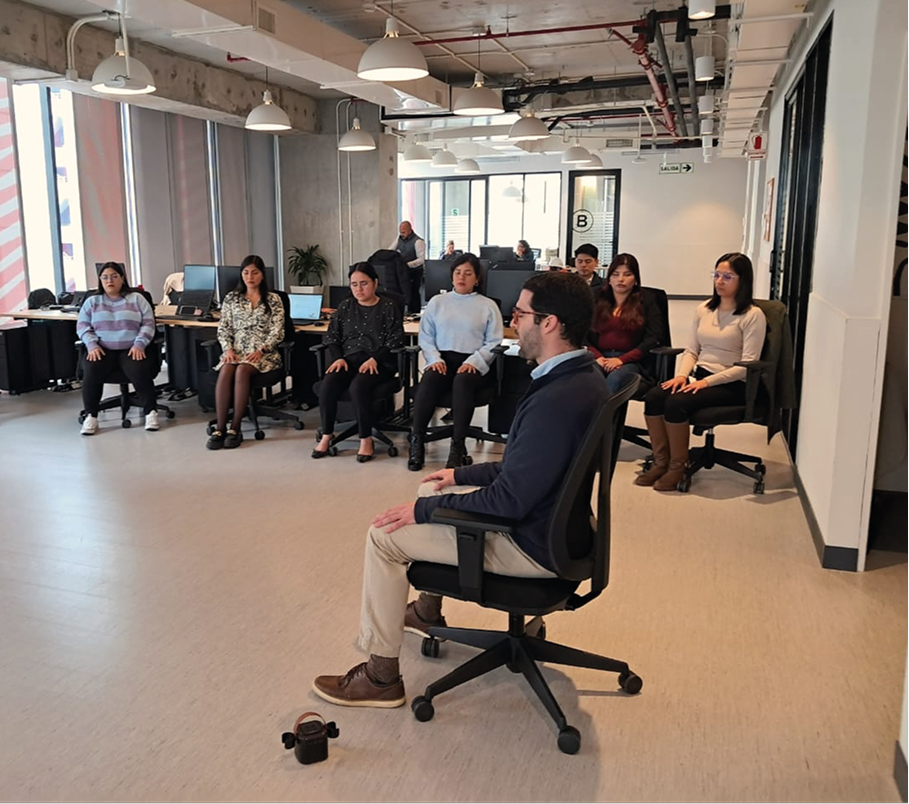 Personas participando en sesión de bienestar